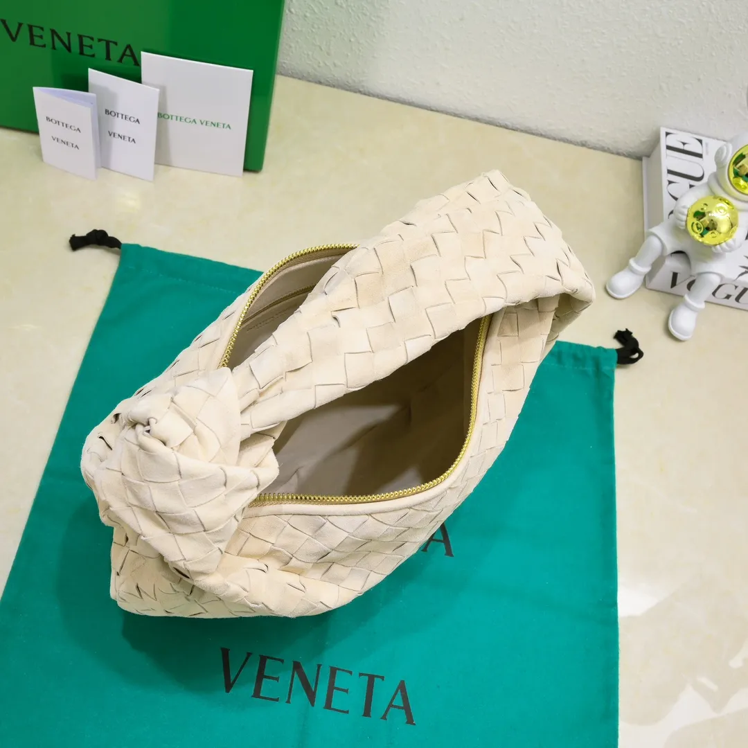 Batch 1460 JODIE Sheep Suede Medium size comes out of Huo~ It is much more practical than small size. The shape is still fashionable and good-looking. Made of classic Yangjin weaving. The iconic weaving has always been the most proud design of BV. The soft shape is super suitable for concave shape~ Not only the size has been changed, the quality details are also more refined. The version is more round and Q. The medium size has more styles. It is not only practical and can hold everything, but also can carry Jodie's fashionable concave shape. It’s really both practical and fashionable. It’s awesome! Size: 36x21x13, model: 6697# frosted leather